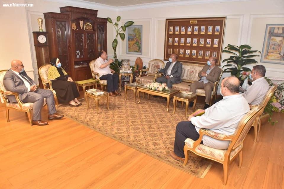 محافظ أسيوط يلتقي رئيس شركة 